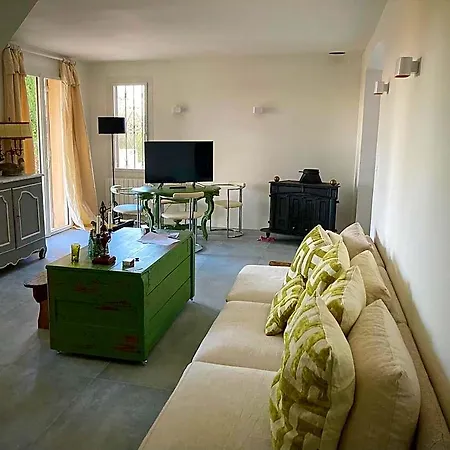 Maison Avec Grande Piscine Surplombant La Garrigue